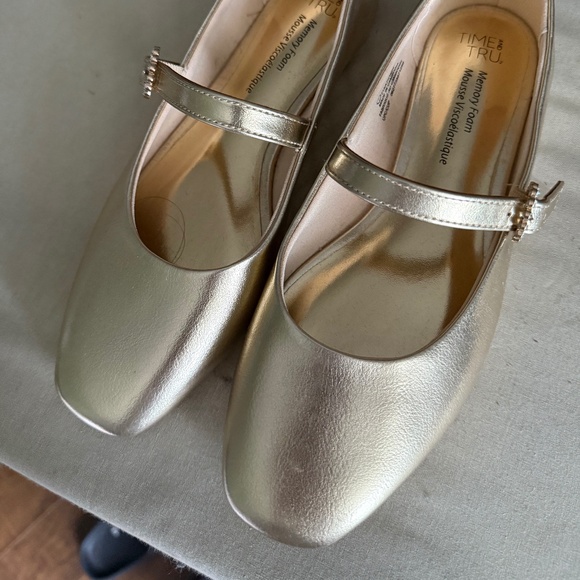 Gold flats - Picture 1 of 5